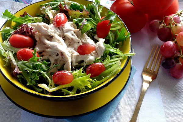 ​ Salad gà tây kết hợp với rau củ